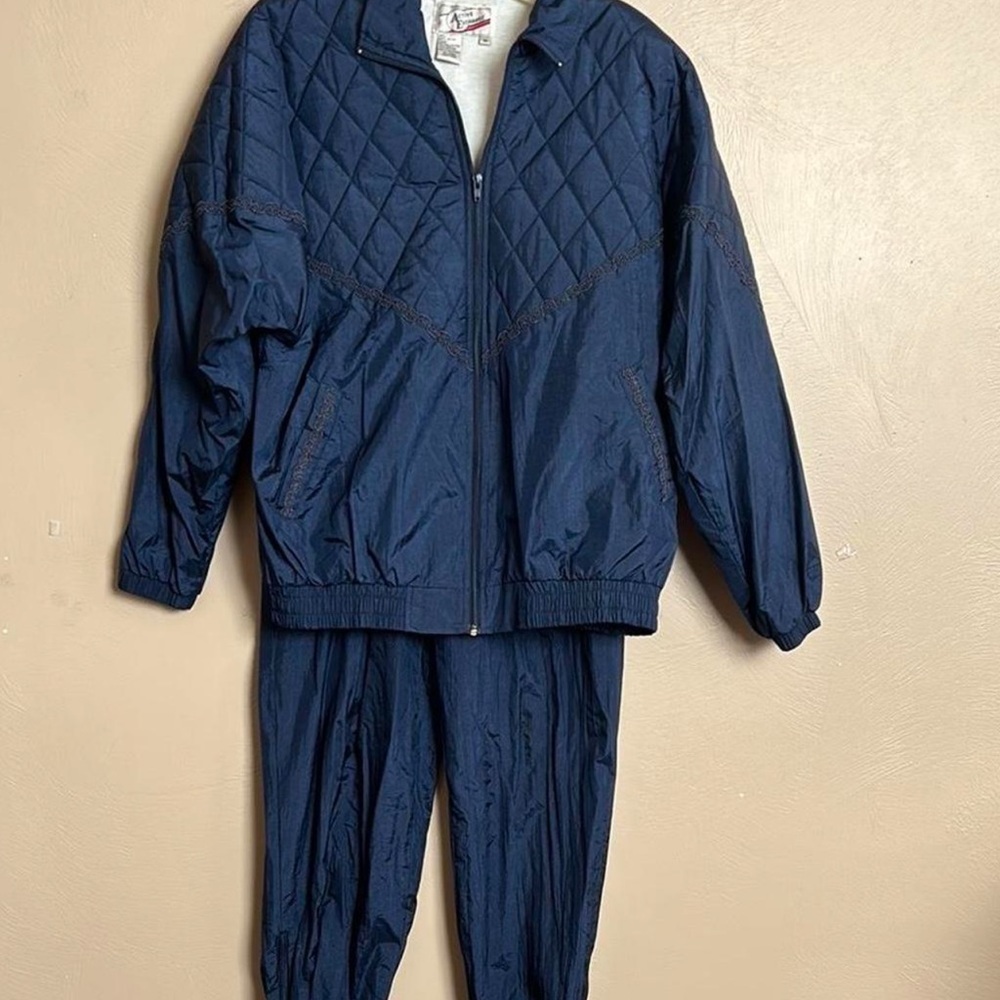 Vintage 80’s Navy Blue Padded Quilted Tracksuit
Size Large. Full Zip. Outdoor.
